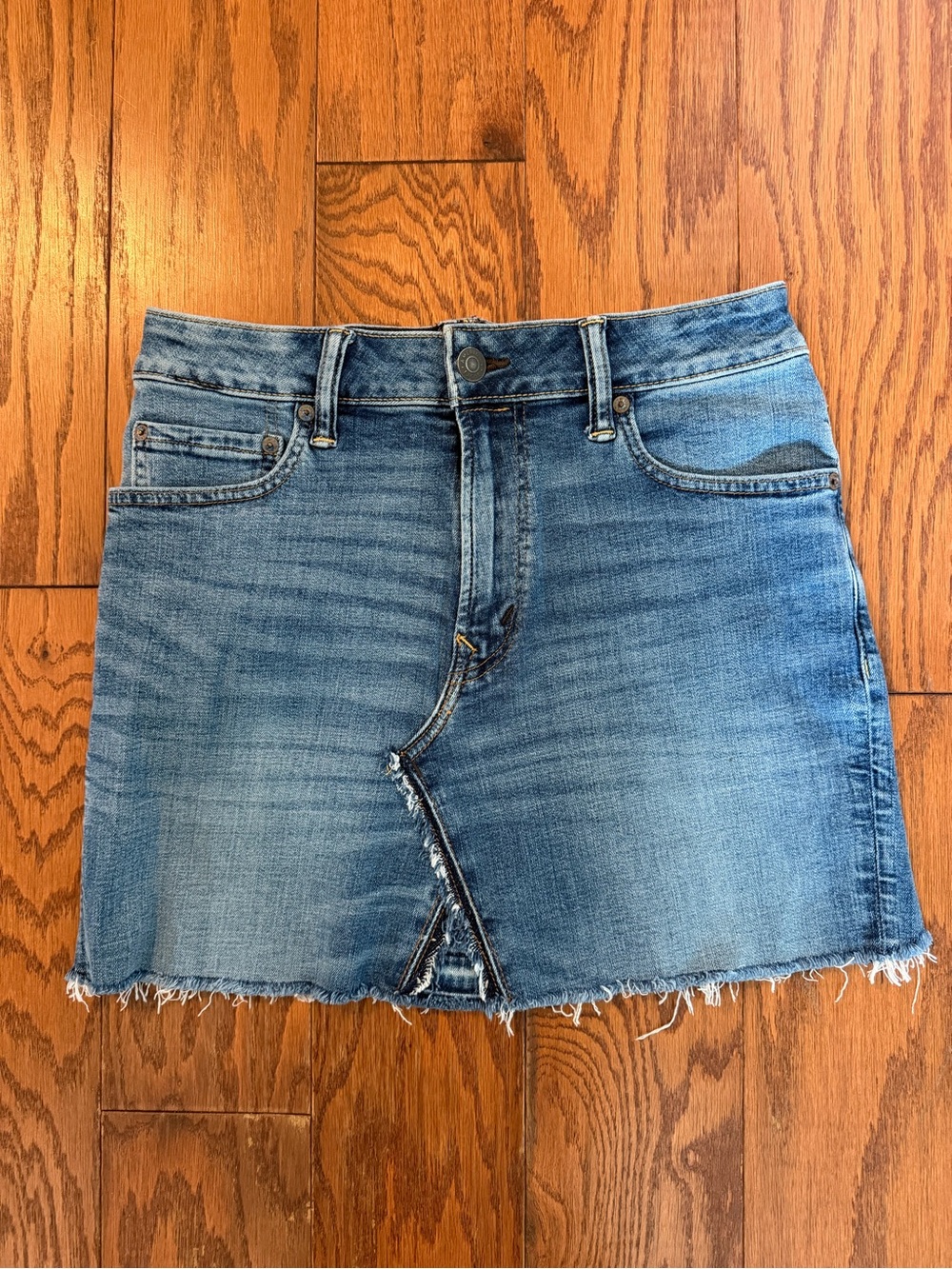 NWT. American Eagle. Denim Skirt. Size 6.
